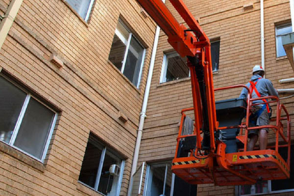 Commercial painters with the ability to work on large jobs safely at Summit Coatings